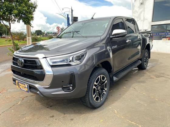 TOYOTA HILUX 2.8 D-4D TURBO DIESEL CD SRX 4X4 AUTOMÁTICO